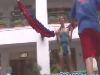 매력적인 점프 의 사치 브루 넷의 사람