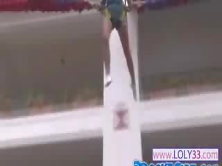 迷人 跳跃 的 豪华 褐发女郎