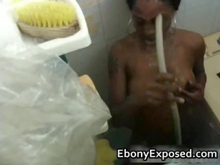 Дівчинки прийняття a душ прихований камера