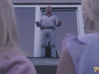 Старий і молодий для дорослих відео з збуджена підлітковий вік трахання a дідусь на його день народження