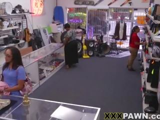 Yg besar nafsu berahinya perawat keparat di itu pawnshop untuk uang