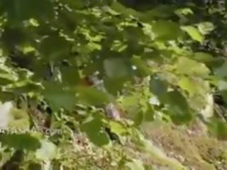 開盤 屄 嘴唇 在戶外