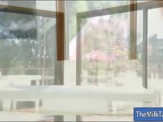 小 奶 按摩師 devyn 心臟 得到 性交 和 附帶 上 屁股