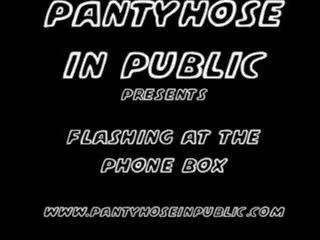 Můj harlot manželka v eben punčocháče flashes na the veřejné telefon box