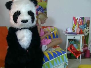 Šī nekaunīgas pusaudze mīļākais un viņai panda lācis pārliecināts have2