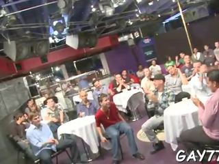 Striplings предприеме завои смучене manhood