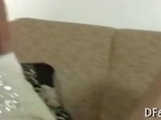 年輕 一對 finds 該 最好的 位置 為 inserting 大 竿