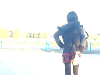 Menarik kurus crossdresser kimi televisi masyarakat di luar rumah jurang