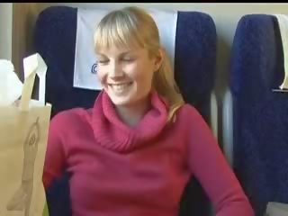 Amatér blondýnka výstřik v vlak vid