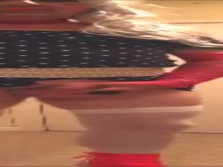 Grey 頭髮 妓女 在 粉紅色 靴子