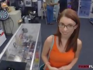 Velký přírodní kozičky kuřátko v prdeli na the pawnshop pro peníze