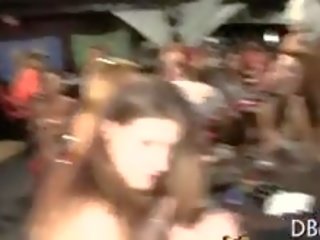 Коледж damsel набуває трахкав в той час як її найкраща ally дає глава.