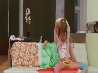 두 czechian 인형 놀이 와 강한 사람