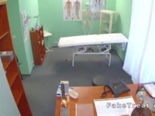 Intern pov fucks i shkurtër flokë i durueshëm në falso spital