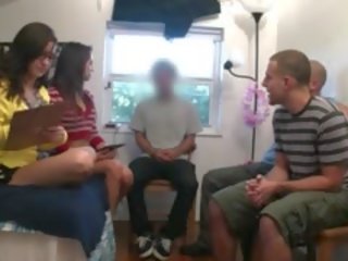 Dado vajzat duke luajtur me dildo putz