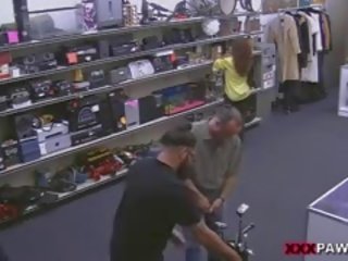 娇小 珍妮 带 为 一些 现金
