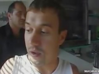 Një i ri dhe i ngushtë harlot punimet si një kamariere dhe dua në