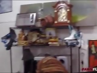 Sedusive strumpet posed 和 性交 由 pawn 男人 在 幕後 區域