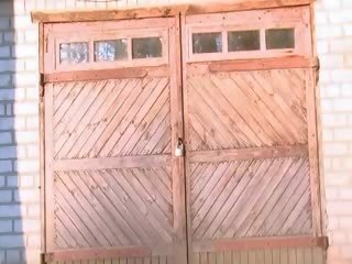 Il mio amante posa in il giardino