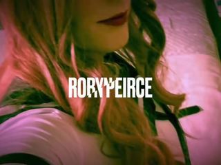 Robyn 给 她自己 一 面部