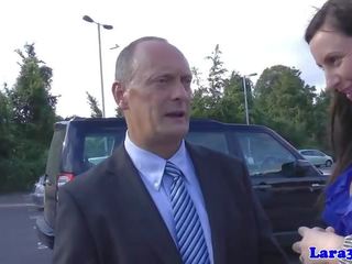 Brit bugyi ripened fingered által idősebb fiú