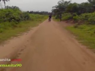 Il solo stripling uomo che proprio bicicletta in il villaggio scopata tutto il villaggio ragazze e persone mogli in il cespuglio