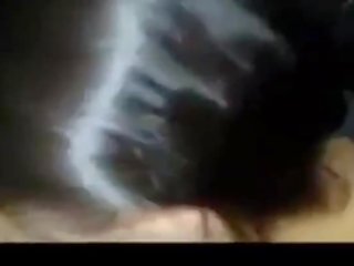 어두운 머리 사람 drains 지방 젊은이 까지 그녀 도착 입 질내 사정