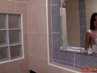 Transeksual chompoo masturbates dhe lodra të saj i ngrohtë vrimë