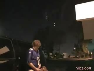 愉快 小雞 吸 公雞 在 parking 很多