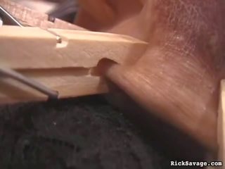 Тя teats изтегли надясно край