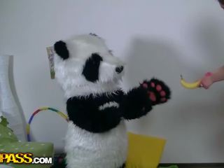 Mười tám yo với bím tóc cố gắng một màu hồng máy rung