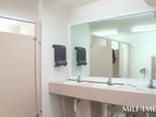 Білявка матуся трахкав по підліток хуй в a публічний ванна кімната