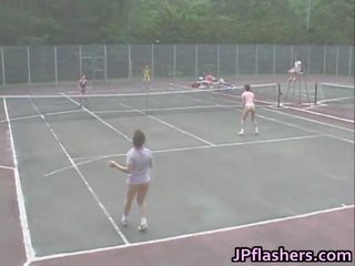Suave silanganin mga manika practicing hubo't hubad