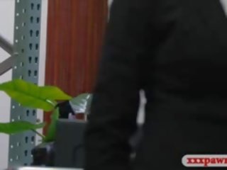 Erotico milf fracassato da pawn uomo a guadagnare un chunk di soldi