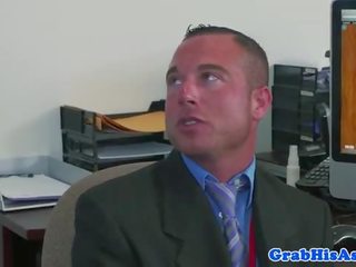 辦公室 飾釘 在 襯衫 和 領帶 得到 spitroasted