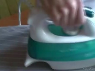 흑수병 실비아 성자 수신 단절 부터 ironing 에 문지르 다 그녀의 고양이.