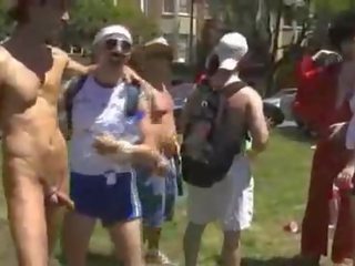 裸 男 服を着た女性裸の男性 アット bay へ breakers 2009