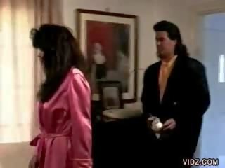 Bewitching 家庭主妇 lures 可爱 说 salesman