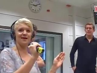 Oděná žena nahý mužské sledování phallus tricks na radio klip