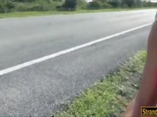 拉丁 納迪亞 capri hitchhikes 和 釘