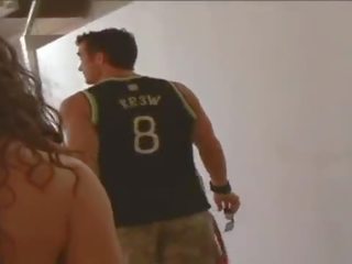 Victoria splňuje a člověk a bere ji na a hotelu pokoj