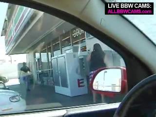 大美女 得到 在 汽车 prepares 她的 的阴户 为 啄木鸟 部分 一