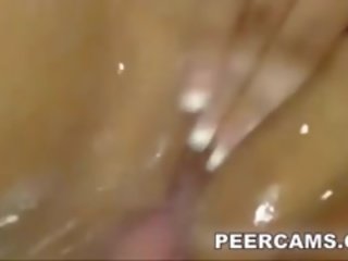 큰 아름다운 여자 놀 그녀의 고양이 에 그만큼 목욕통 에 그녀의 편물 캠