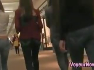 青少年 穿着 紧 牛仔裤