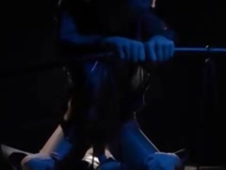 Poslepu krása dostane souložit podle popruh na