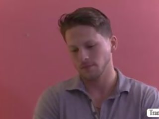 Captivating trasbabe 艳梅 前刘海 反式 男人 bucks 湿 的阴户