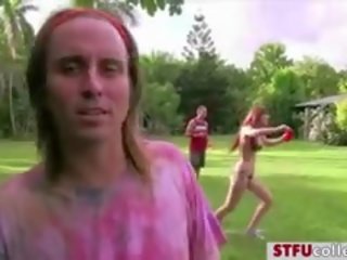 Луд ученички играя kickball гол