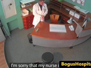 Surgeon 乱搞 patients 的阴户 在 等候 室