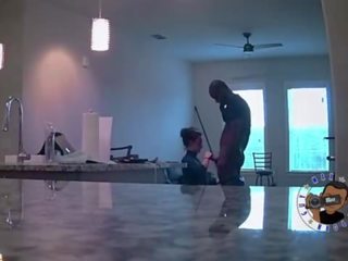 Neighbors 살아남을 젊은 아내 comes 위에 에 불평 하지만 도착 영국 bbc 질내 사정 트레일러 -maxthepornguy