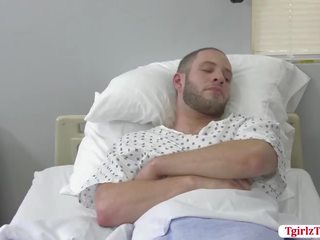 Glorious 看護師 tbabe ジェンナ gargles ファック いくつかの ランダム 患者 bigcock